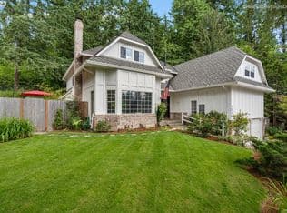 Nearby home at 1210 Stonehaven Ct