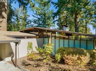 Nearby home at 2045 Hillcrest Dr