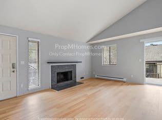 Nearby home at 32 Crestfield Ct