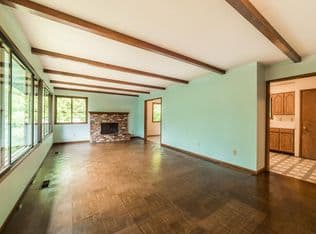 Nearby home at 1923 Sylvan Way