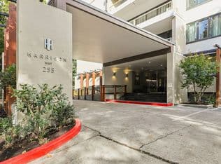 Nearby home at 255 SW Harrison St APT 6E