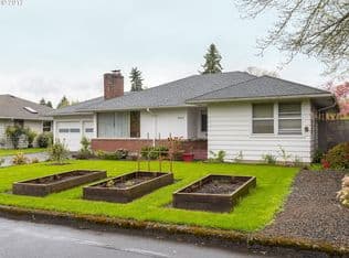 Nearby home at 4823 SE Willow St