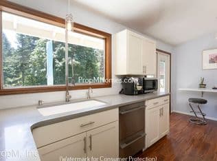 Nearby home at 2296 Valley View Dr