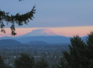 Nearby home at 2530 Hillcrest Dr