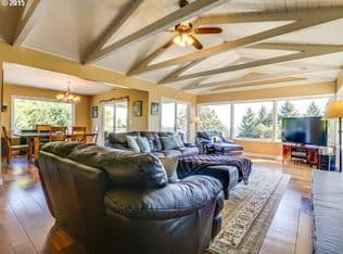 Nearby home at 2646 Hillcrest Dr