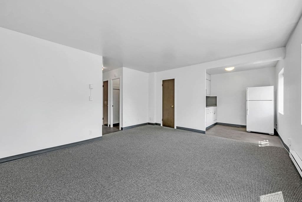 **1 MONTH FREE RENT On Select Units ** Centrally Located Studio & 1bdrm Apartments w/ Sweeping Views