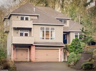 Nearby home at 1201 Stonehaven Ct