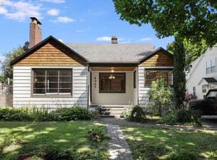Nearby home at 4325 SE Tibbetts St