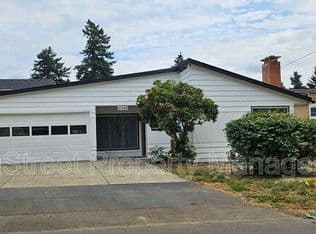 Nearby home at 10586 SE Home Ave