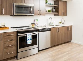 Nearby home at 685 SE Belmont St APT 334