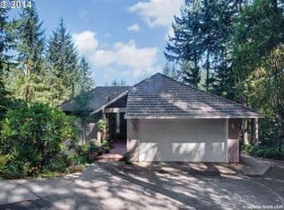 Nearby home at 2606 Hillcrest Ct