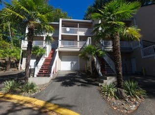 Nearby home at 5 Erasmus St #5