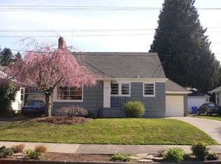 Nearby home at 4320 SE Woodward St