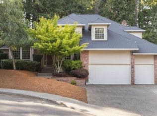 Nearby home at 1208 Stonehaven Ct