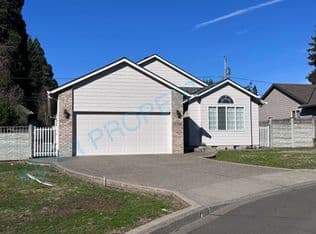 Nearby home at 9555 SE 44th Ct