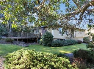 Nearby home at 1710 Hillcrest Dr