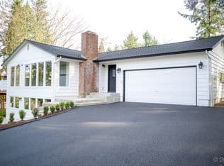 Nearby home at 1782 Hillcrest Dr