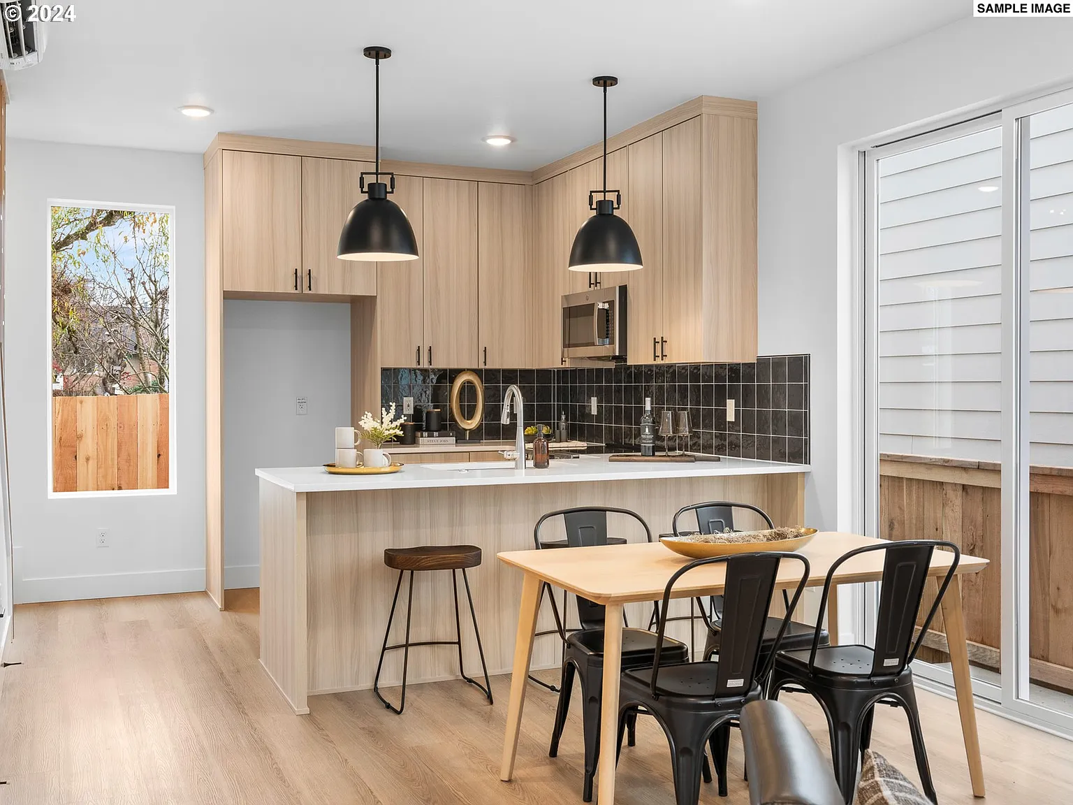 6195 N Amherst St - Thumbnail 4