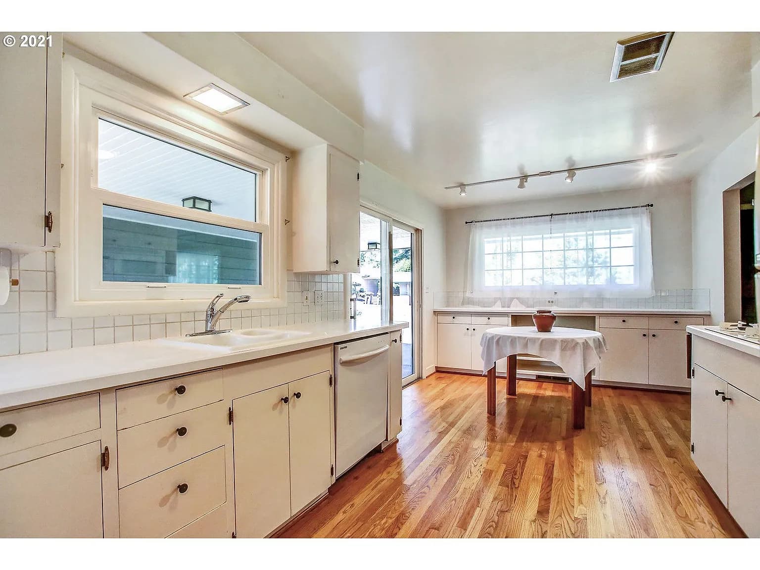 2292 Hillcrest Dr - Thumbnail 3