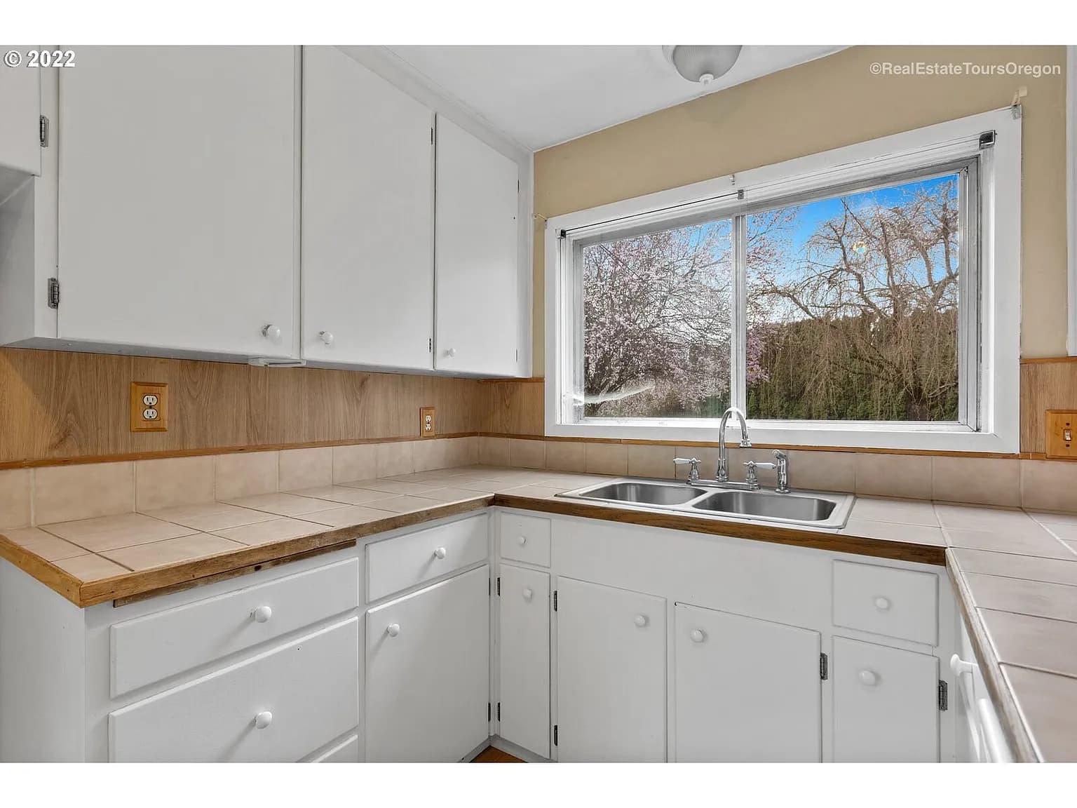 4544 SE Howe Ln - Thumbnail 2