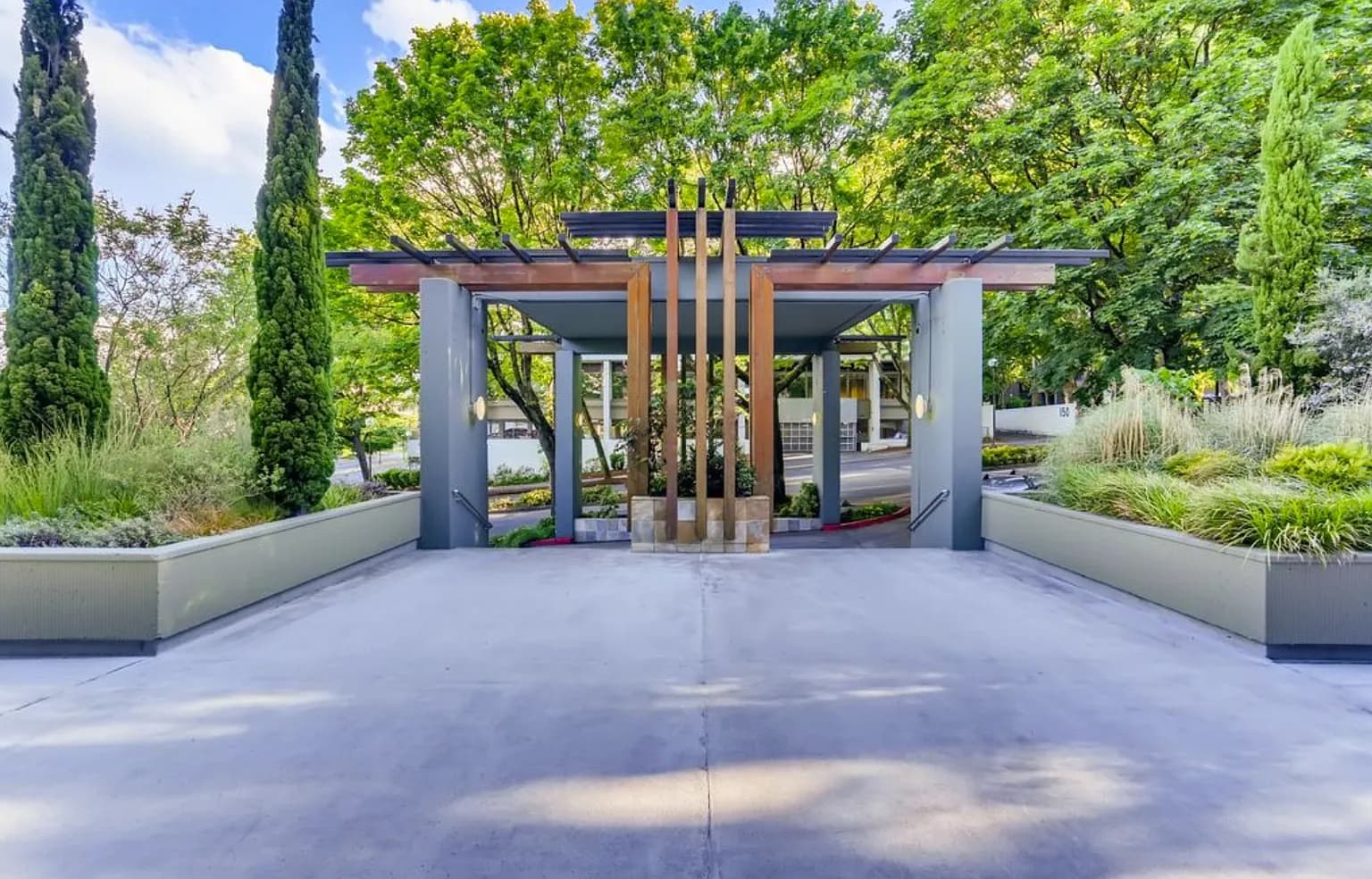 111 SW Harrison St APT 2C - Thumbnail 2