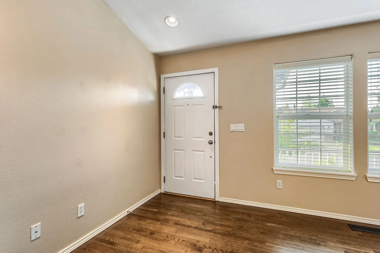 15084 Persimmon Way - Thumbnail 4