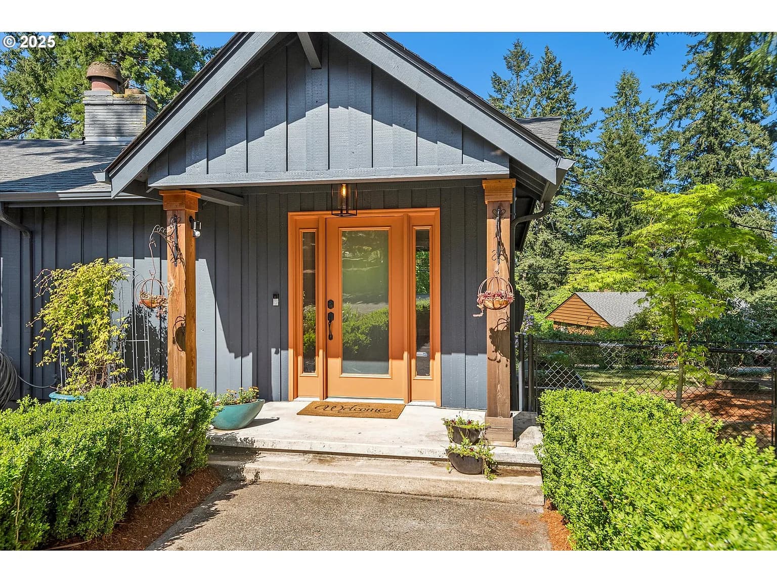 2475 Hillcrest Dr - Thumbnail 3