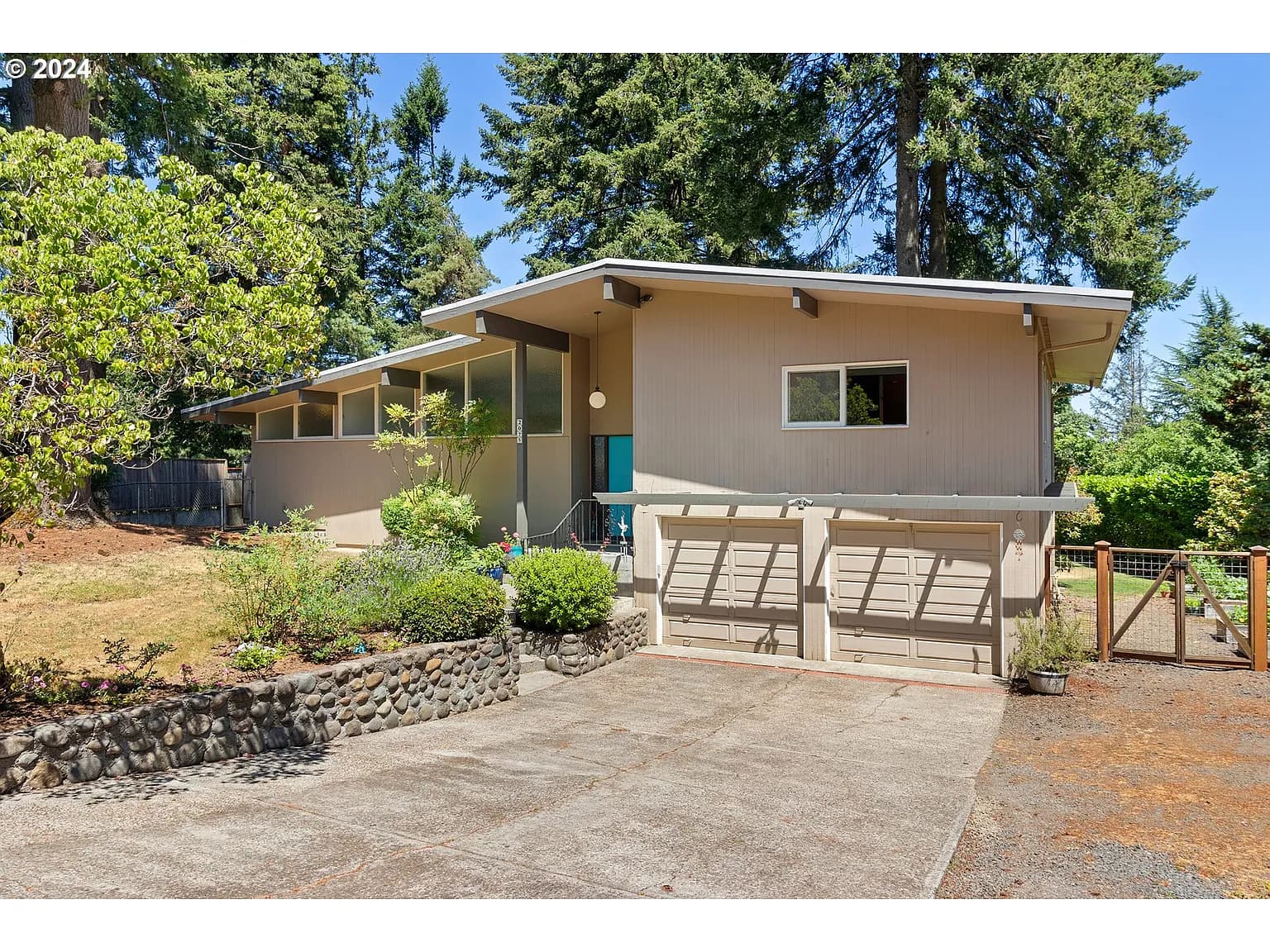 2075 Hillcrest Dr - Thumbnail 3