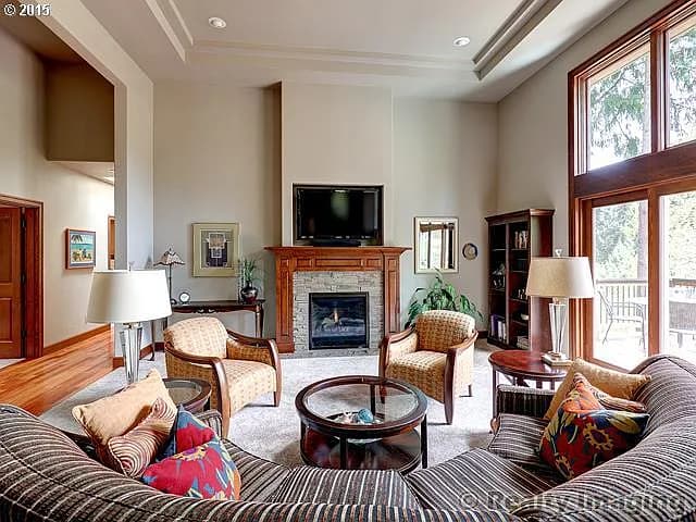 2425 Woodhaven Ct - Thumbnail 2