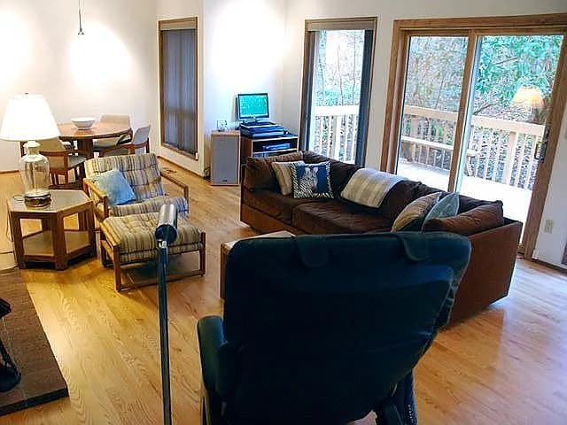 2592 Hillcrest Ct - Thumbnail 3