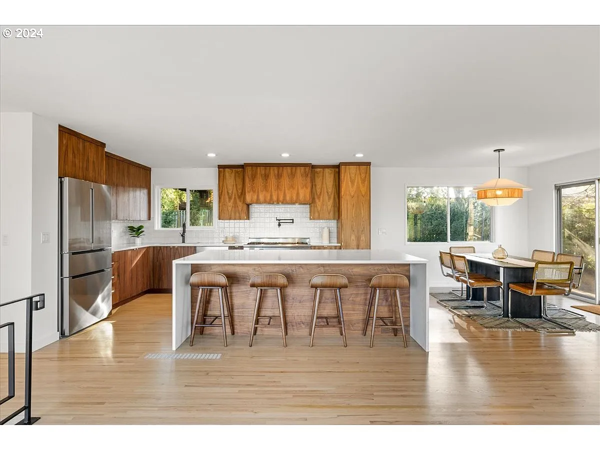 1790 Hillcrest Dr - Thumbnail 3