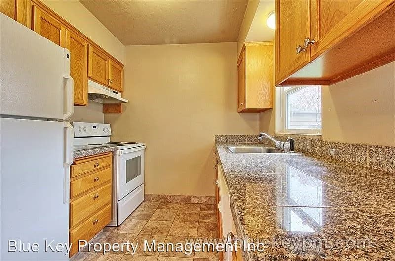 4935 SE 76th Ave - Thumbnail 5