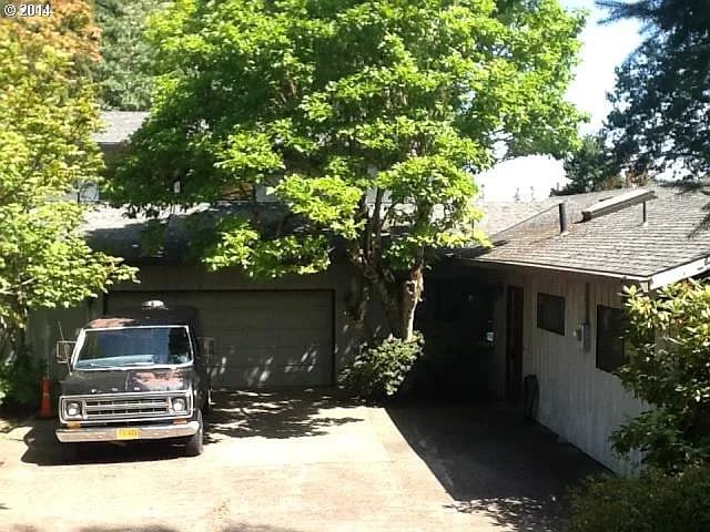 2221 Sylvan Way - Thumbnail 2