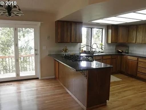 18490 Hillside Ct - Thumbnail 5