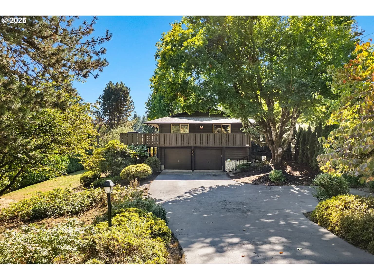 2090 Valley View Dr - Thumbnail 2