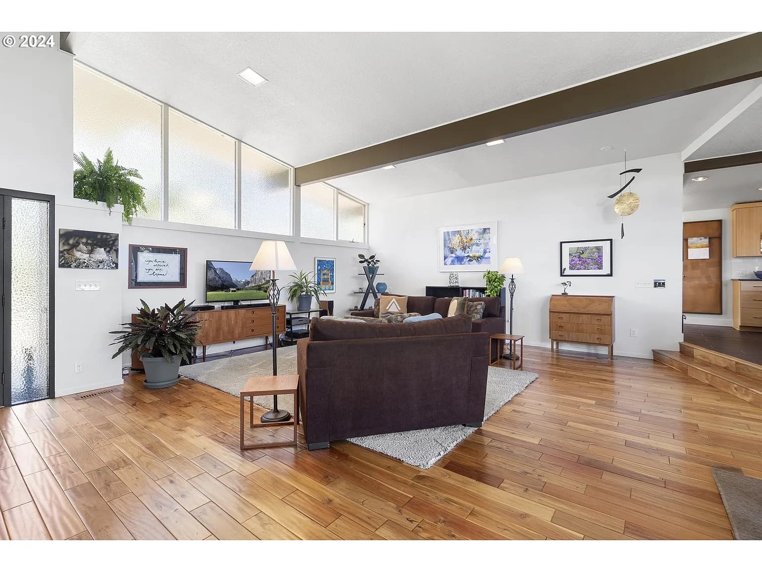 2075 Hillcrest Dr - Thumbnail 5