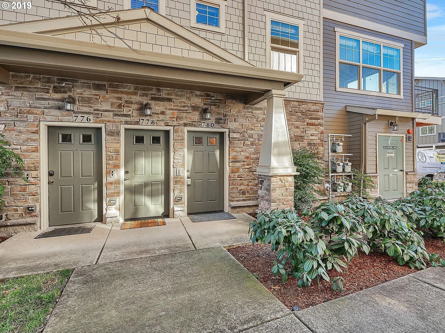 780 NW Adwick Dr - Thumbnail 2