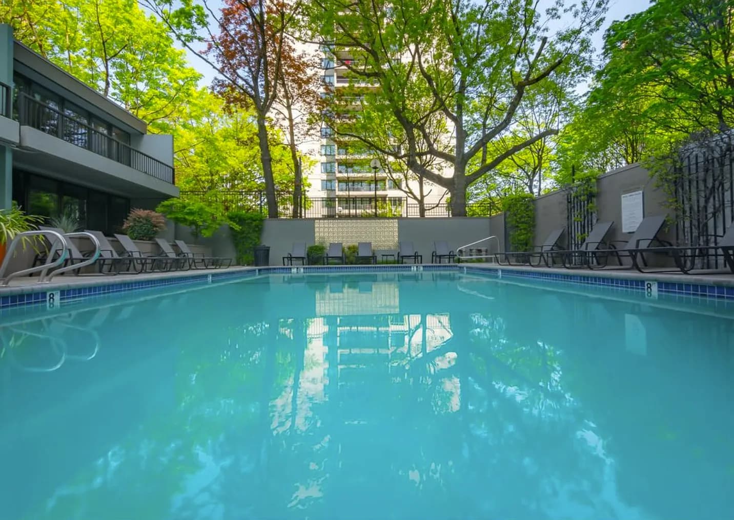 111 SW Harrison St APT 2C - Thumbnail 4