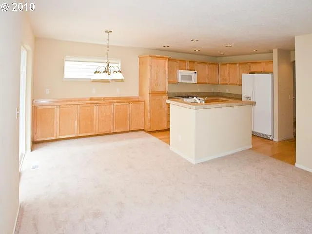 547 NE 61st Pl - Thumbnail 2