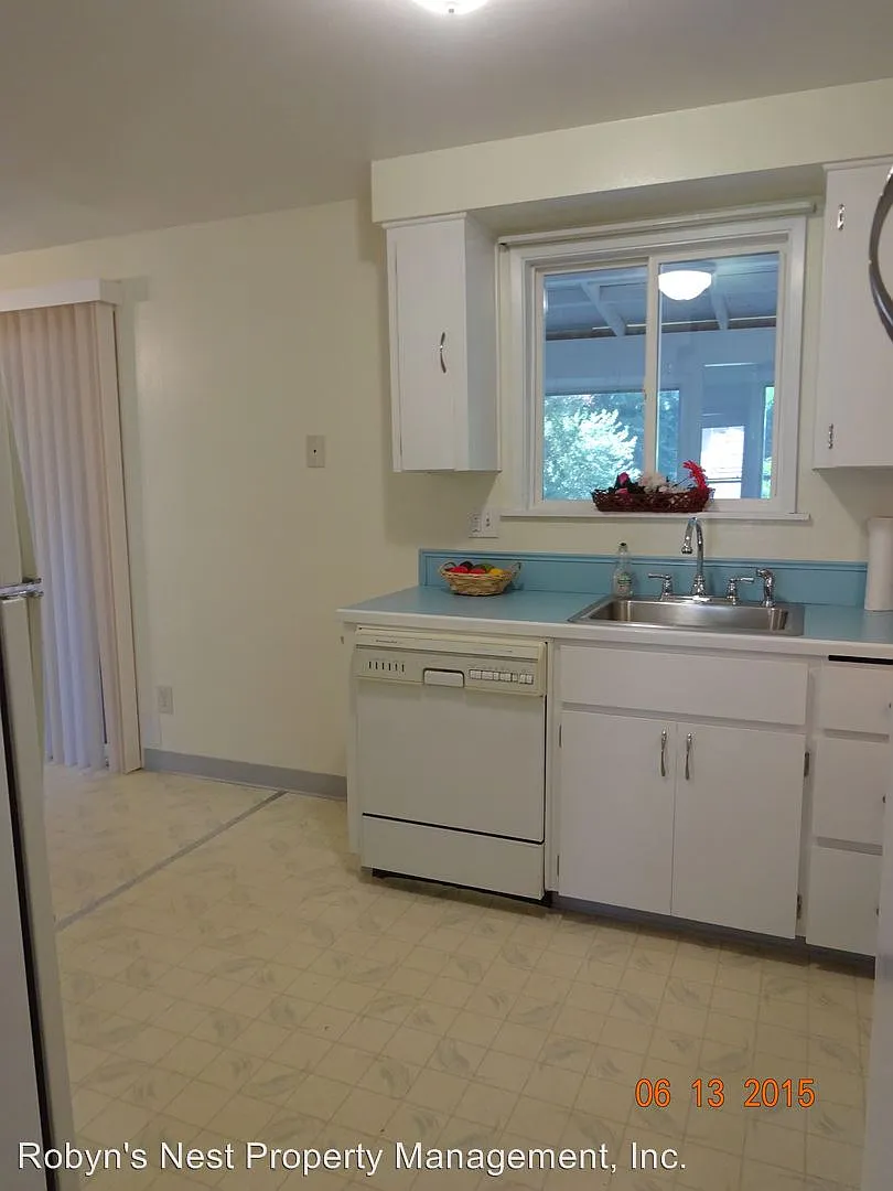 12050 SW Burlheights St - Thumbnail 4