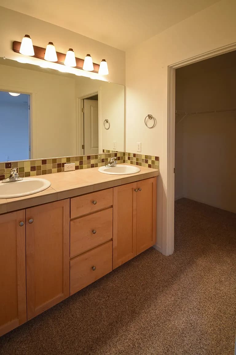 2304 NE Redelfs Way - Thumbnail 3