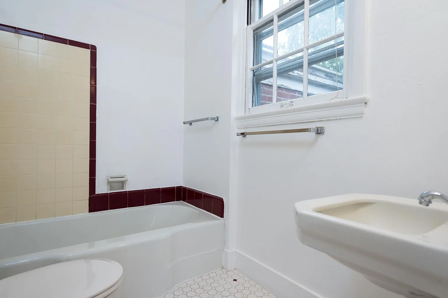 5400 NE Sandycrest Ter APT 2 - Thumbnail 5