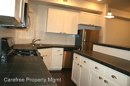 2310 NE Redelfs Way - Thumbnail 4