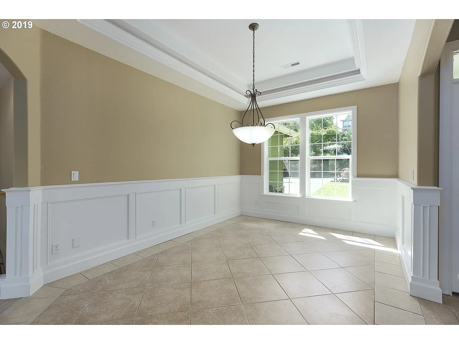 1925 Hillcrest Dr - Thumbnail 4