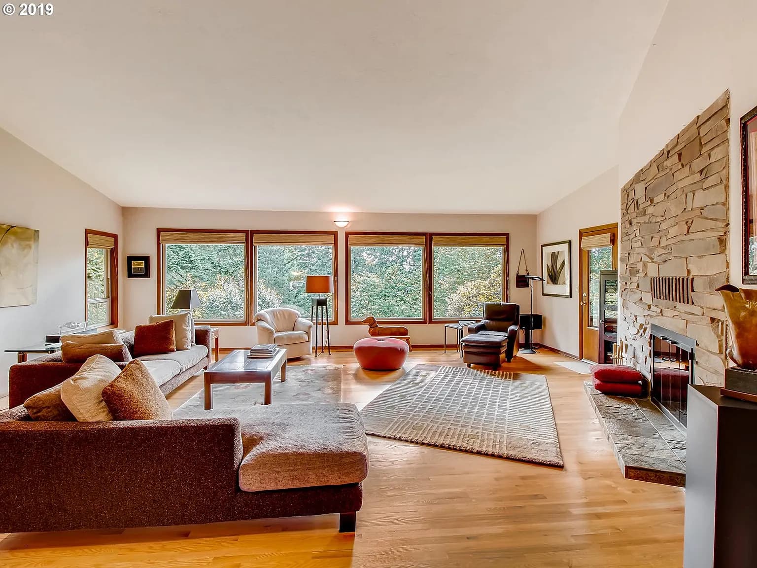 2730 Hillcrest Dr - Thumbnail 4