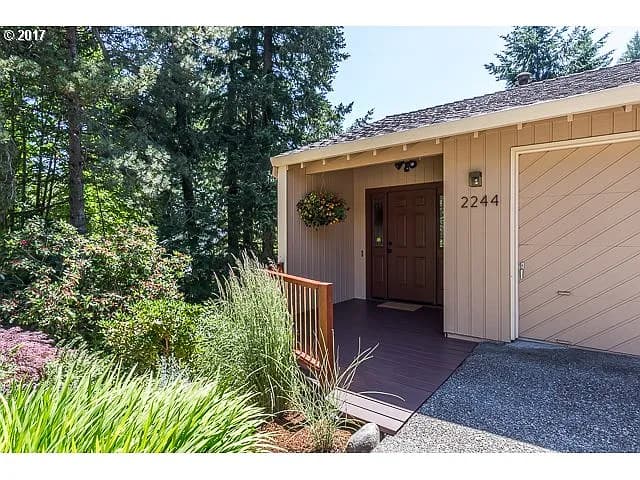 2244 Valley Ct - Thumbnail 3