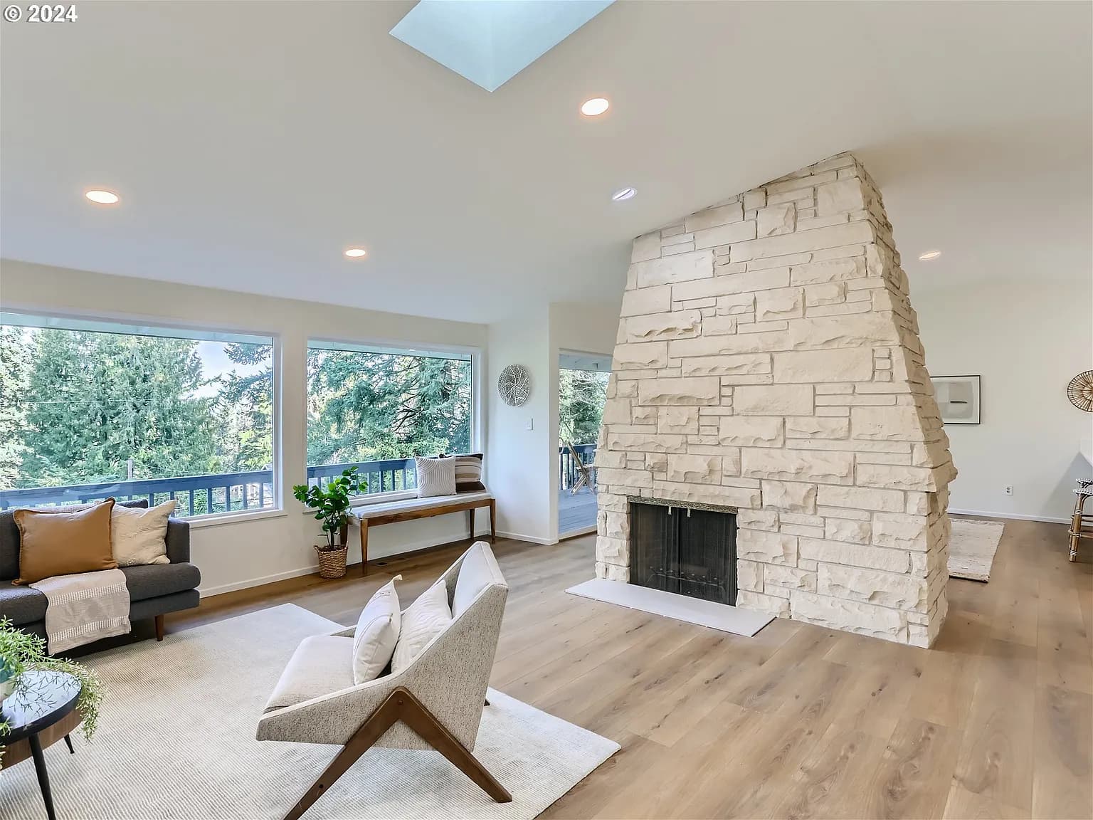 2082 Sylvan Way - Thumbnail 4