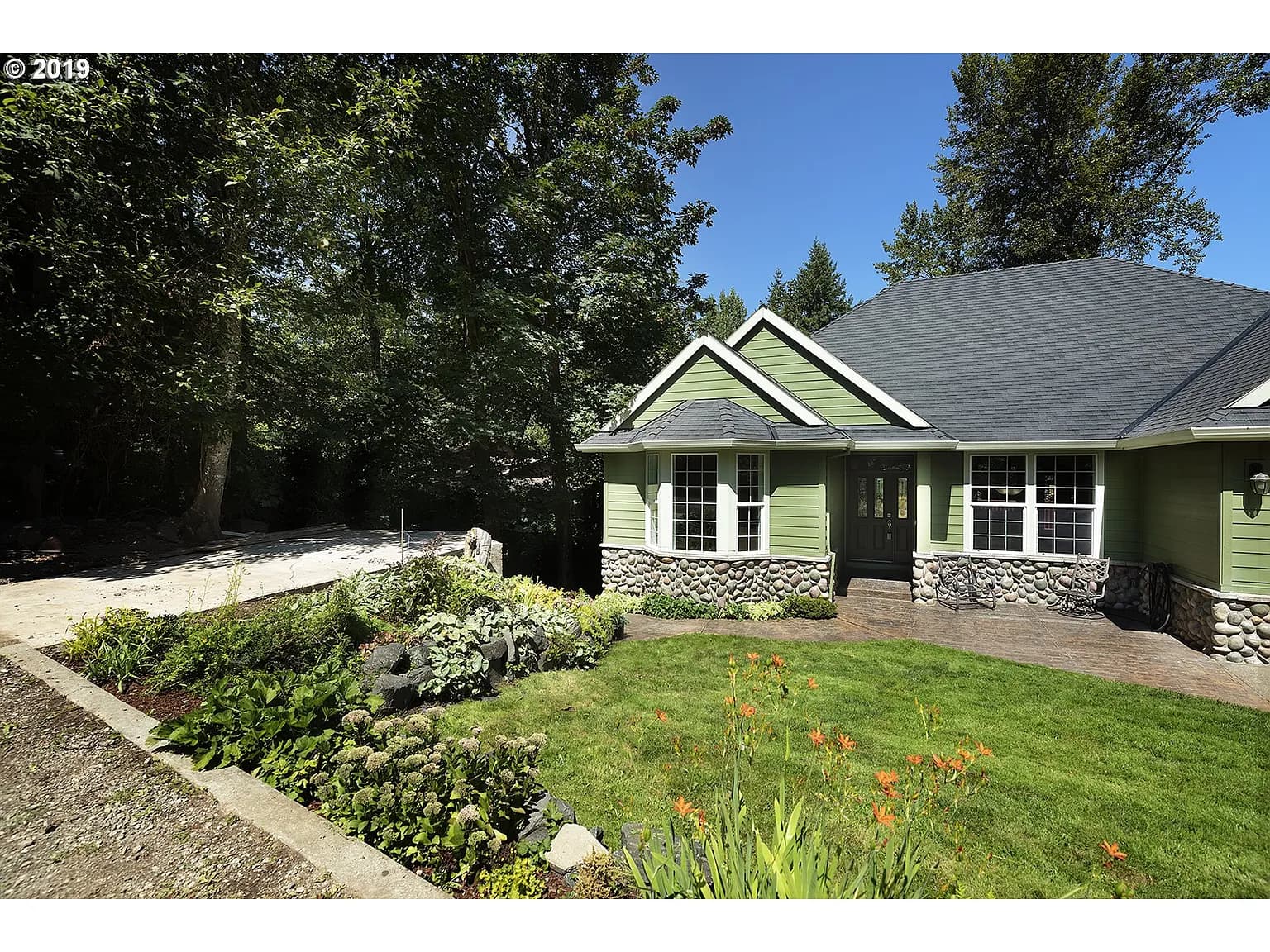 1925 Hillcrest Dr - Thumbnail 2