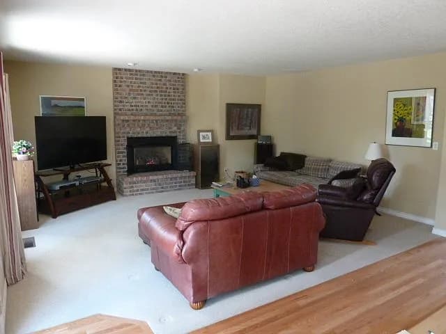 1301 Stonehaven Dr - Thumbnail 4