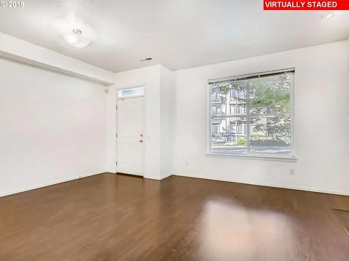 2310 NE Redelfs Way - Thumbnail 2